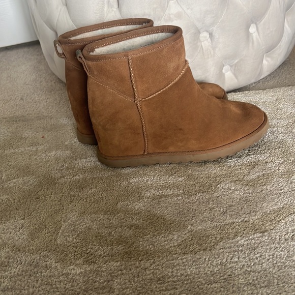 Wedge heeled Ugg - Picture 2 of 3